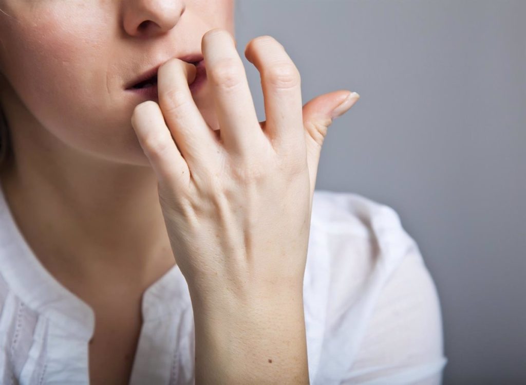 Chica mordiéndose las uñas. Ansiedad ante la visita al profesional sanitario: cómo minimizarla