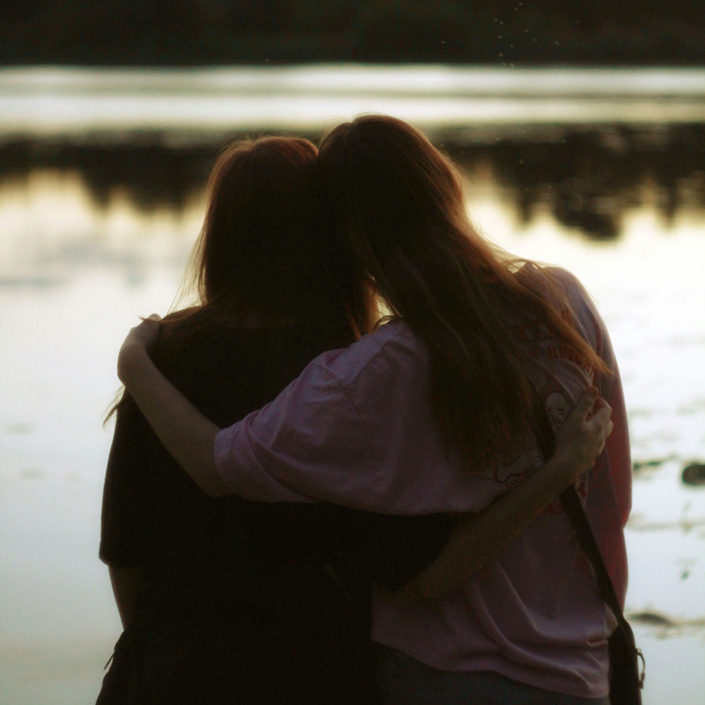 Abrazo entre personas de la asociación Somos Abrazo